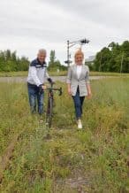 On retrouve ici la mairesse Janice Bélair-Rolland, en compagnie du conseiller mandataire aux sports,  Gilles Robert, dans un secteur de la piste cyclable planifiée.