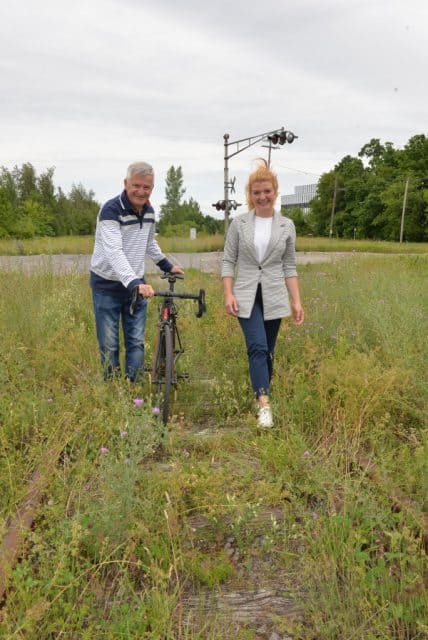 On retrouve ici la mairesse Janice Bélair-Rolland, en compagnie du conseiller mandataire aux sports, Gilles Robert, dans un secteur de la piste cyclable planifiée.